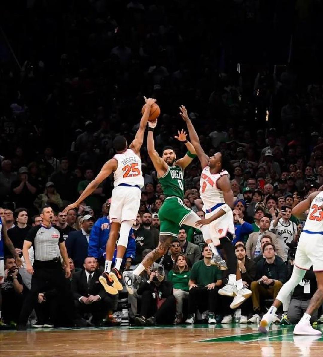 爱游戏唯一官方网站-纽约尼克斯发布备战花絮，加时末段强势反弹，NBA季后赛任务艰巨，球探报告显示潜力的简单介绍