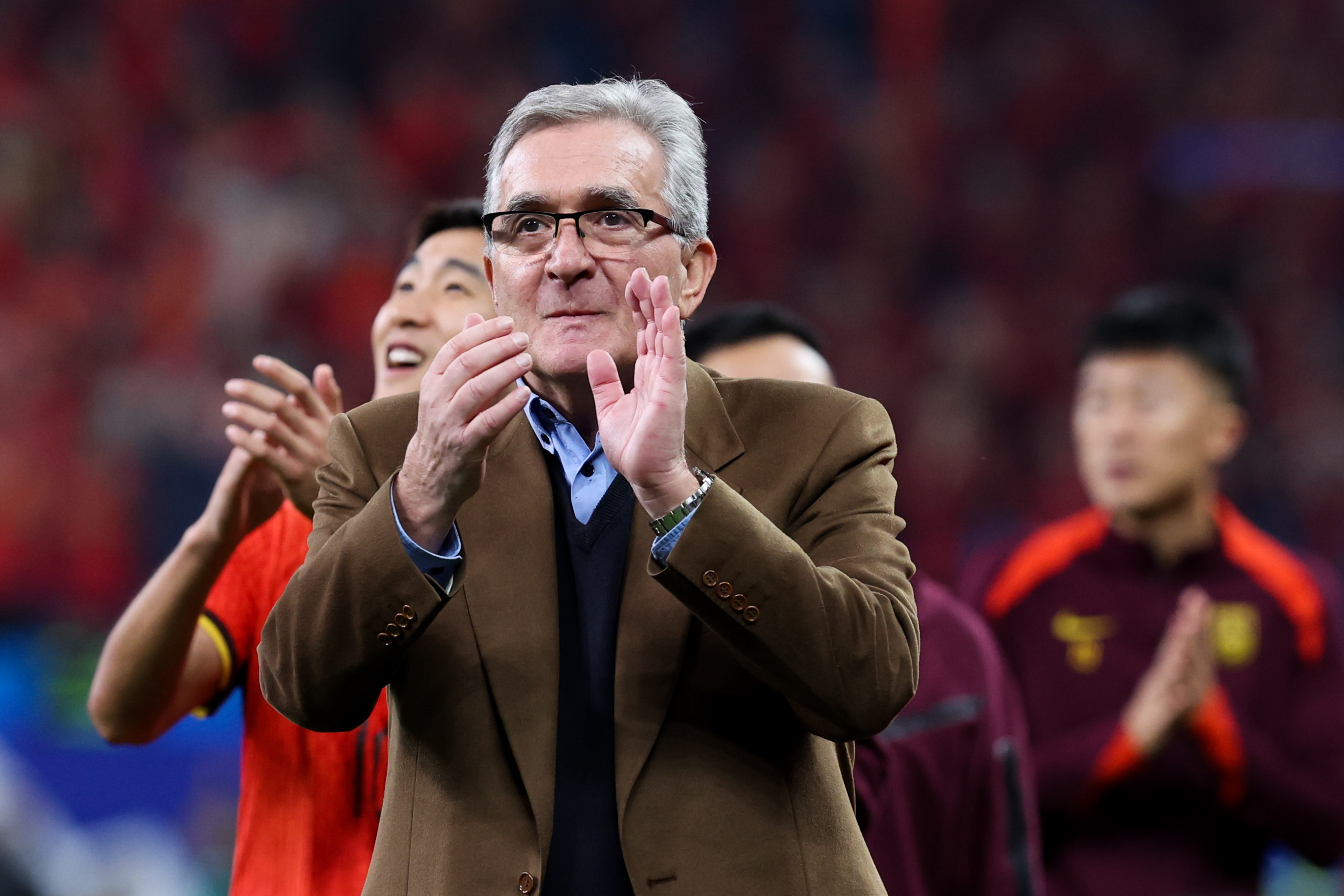 爱游戏唯一官方网站-包含关键时刻法兰克福备战足总杯；调整名单细节曝光；引发热议；临场指挥获称赞的词条