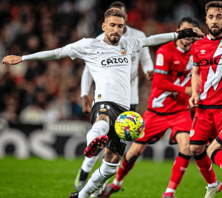 爱游戏体育-赛地聚焦——西甲冲刺阶段热度飙升；马德里竞技远射贴柱；话题不断；控场能力受关注的简单介绍